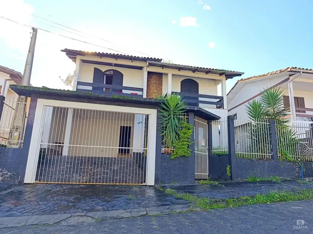 Imagem: A casa possui 5 Dormitórios, 2 Banheiros, 2 Vagas na
