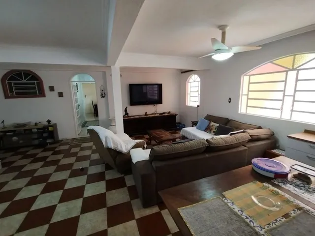 Imagem: A casa possui 4 Dormitórios, 3 Banheiros, 3 Vagas na garagem