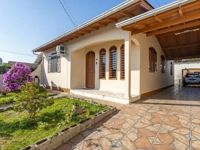 Imagem: Casa com Edícula e Amplo Terreno - Bairro