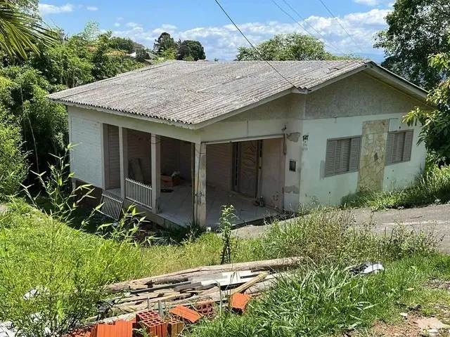 Imagem: A casa possui 3 Dormitórios, 1 Banheiro, 1 Vaga na