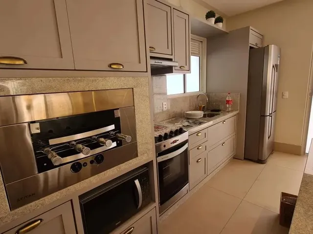 Imagem: O apartamento possui 2 Dormitórios, 1 Suíte, 2 Banheiros,