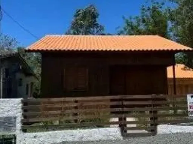 Imagem: Casa (Madeira), com 3 Quartos e 1 Banheiros