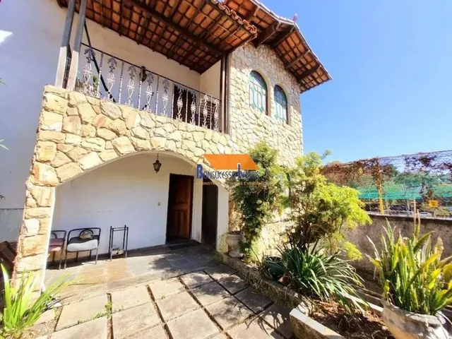 Imagem: Casa de 5 Quartos no Bairro Cachoeirinha