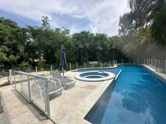 Imagem: Casa 5/4, 04 Suítes Condômino Busca Vida