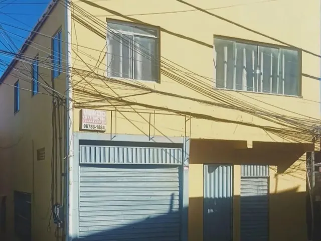 Imagem: Prédio com Três Casas e Um Ponto Comercial