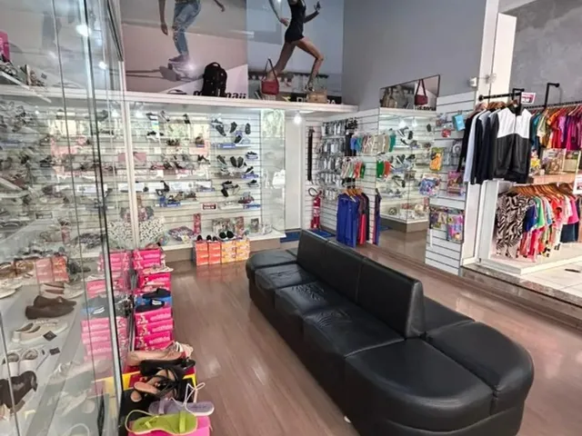 Imagem: Fundo de Loja de Roupas e Calçados no Novo