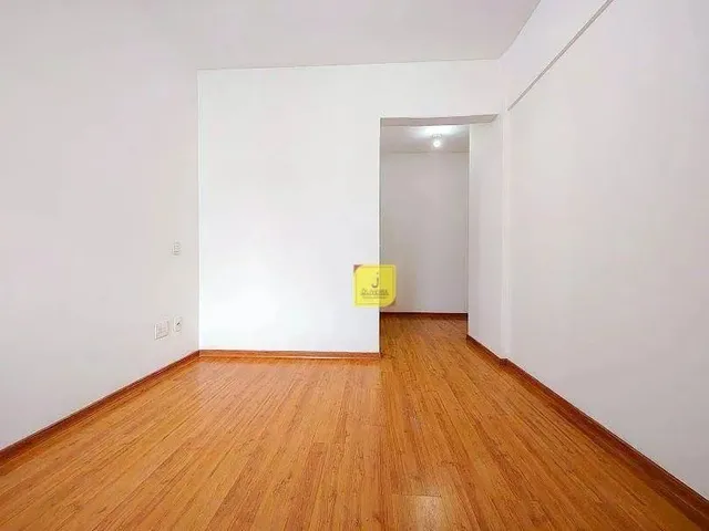 Imagem 2: Apto com 2 Quartos (Suíte), Varanda, 2 Vagas, Elevador e Portaria 24H no Centro