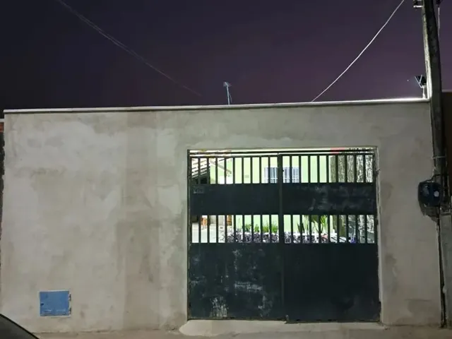 Imagem: A casa possui 2 Dormitórios, 1 Banheiro, 3 Vagas na