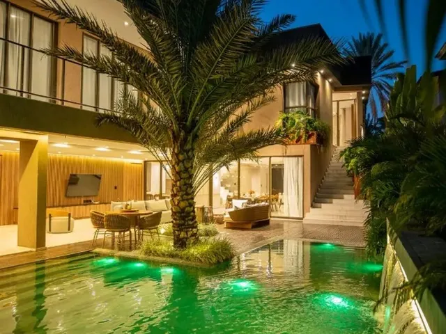 Imagem: A casa em condomínio possui 5 Dormitórios, 5 Suítes, 5