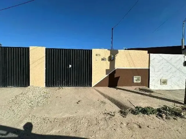 Imagem: A casa possui 2 Dormitórios, 1 Banheiro, 1 Vaga na