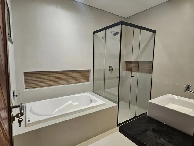 Imagem 2: Imóvel para Venda Tem 450 Metros Quadrados com 5 Quartos em Cidade Alpha - Eusébio - Ce