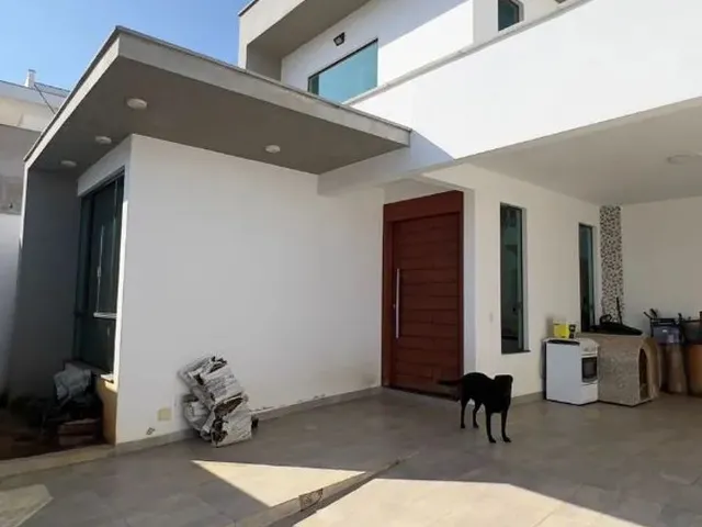Imagem: A casa possui 3 Dormitórios, 3 Banheiros, 4 Vagas na