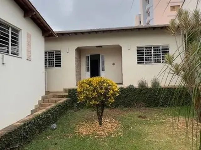 Imagem: A casa possui 4 Dormitórios, 1 Suíte, 3 Banheiros, 2 Vagas