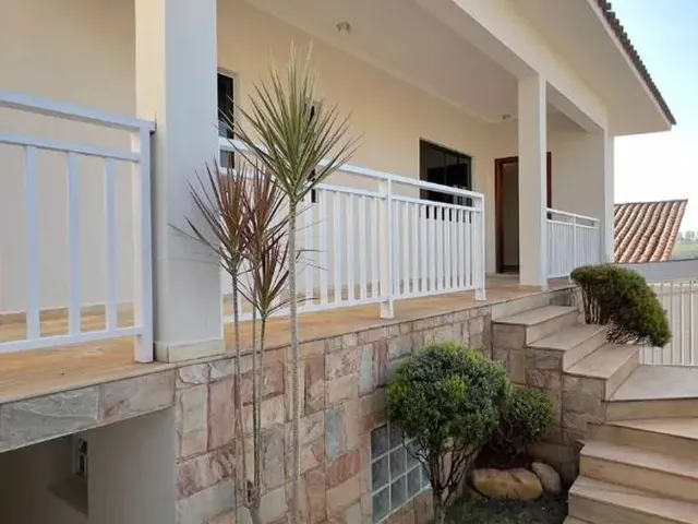 Imagem: A casa possui 3 Dormitórios, 4 Banheiros, 5 Vagas na