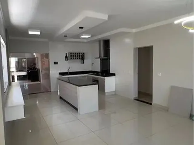Imagem: A casa possui 3 Dormitórios, 1 Suíte, 4 Banheiros, 2 Vagas