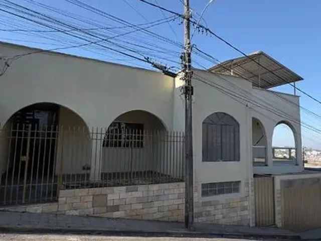 Imagem: A casa possui 4 Dormitórios, 3 Banheiros, 3 Vagas na