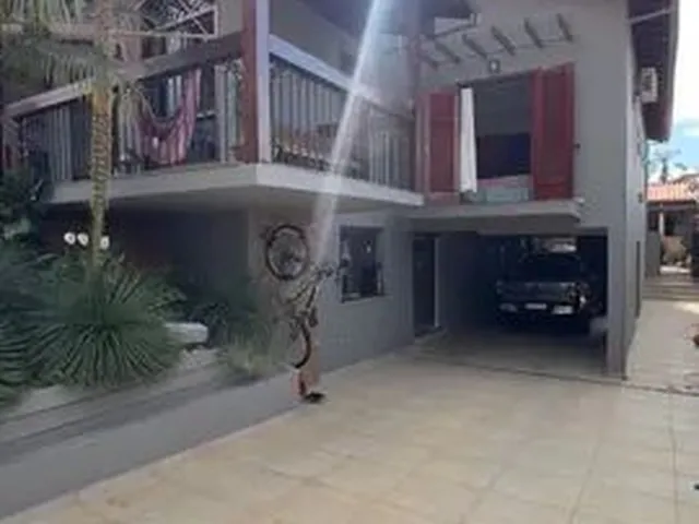 Imagem: A casa possui 3 Dormitórios, 3 Banheiros, 4 Vagas na