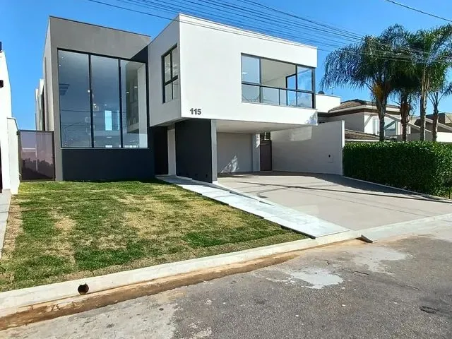 Imagem: A casa em condomínio possui 4 Dormitórios, 4 Suítes, 5 Banheiros