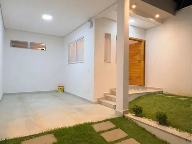 Imagem: A casa possui 3 Dormitórios, 3 Banheiros, 2 Vagas na