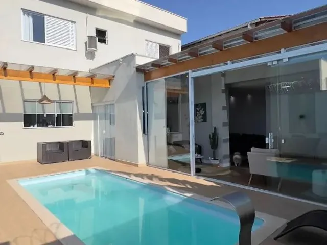 Imagem: A casa possui 3 Dormitórios, 1 Suíte, 4 Banheiros, 4