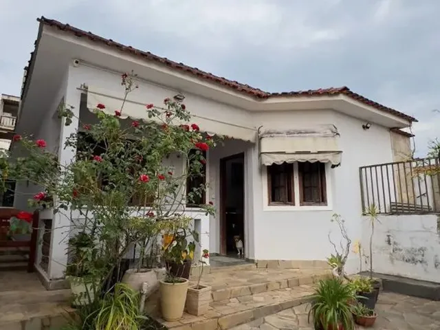 Imagem: A casa possui 3 Dormitórios, 2 Banheiros, 1 Vaga na