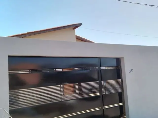 Imagem: A casa possui 2 Dormitórios, 1 Banheiro, 3 Vagas na