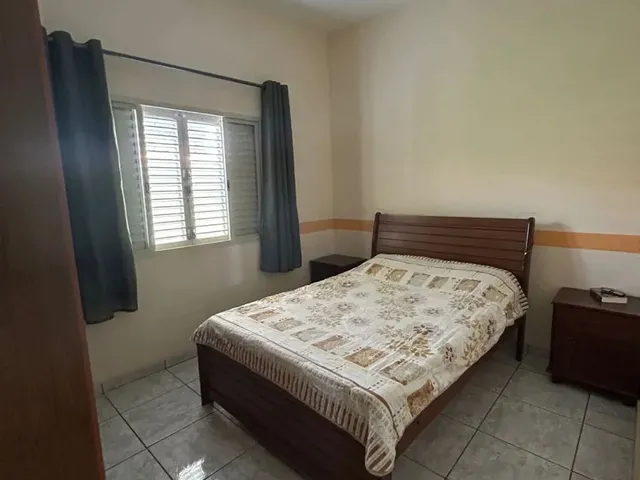Imagem: Casa Térrea com Amplo Terreno no Bairro