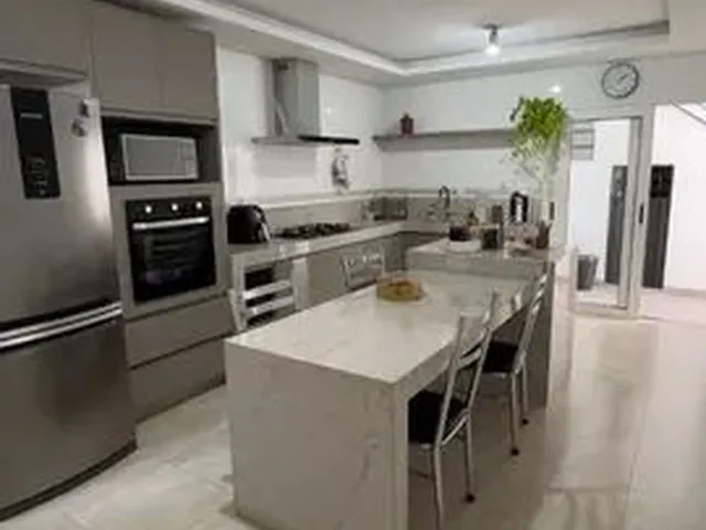 Imagem: A casa possui 4 Dormitórios, 3 Banheiros, 2 Vagas na