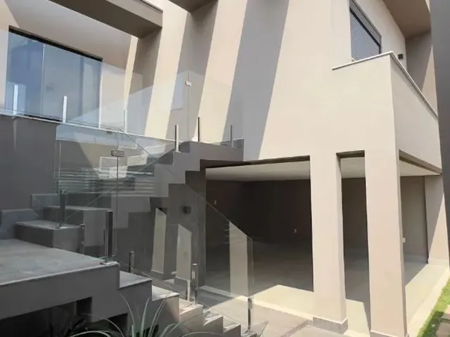 Imagem: A casa possui 3 Dormitórios, 3 Banheiros, 4 Vagas na