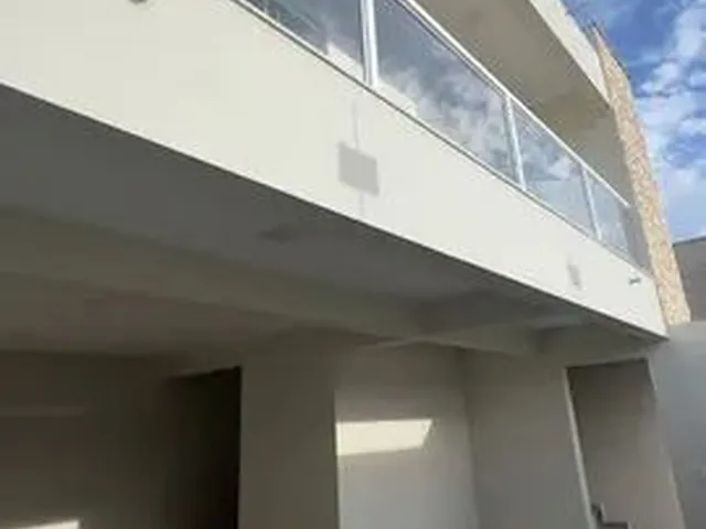 Imagem: A casa possui 3 Dormitórios, 2 Banheiros, 3 Vagas na