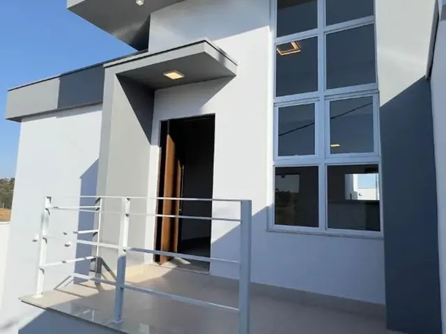 Imagem: A casa possui 3 Dormitórios, 2 Banheiros, 2 Vagas na