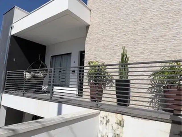 Imagem: A casa possui 3 Dormitórios, 1 Suíte, 3 Banheiros, 3 Vagas