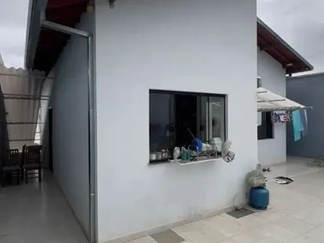 Imagem: A casa possui 3 Dormitórios, 2 Banheiros, 3 Vagas na