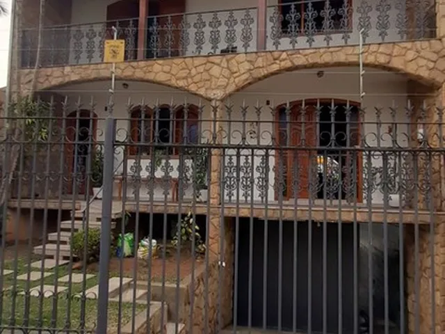 Imagem: A casa possui 5 Dormitórios, 1 Suíte, 3 Banheiros, 4