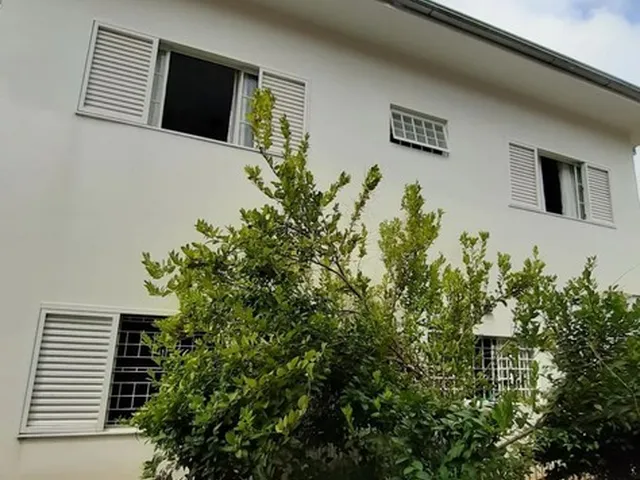 Imagem: A casa possui 4 Dormitórios, 5 Banheiros, 3 Vagas na