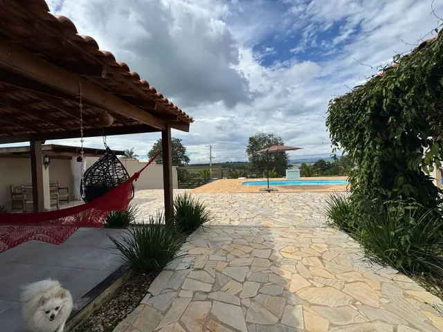 Imagem: A casa em condomínio possui 5 Dormitórios, 4 Suítes, 5