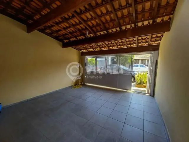 Imagem: A casa possui 3 Dormitórios, 1 Suíte, 2 Banheiros, 2
