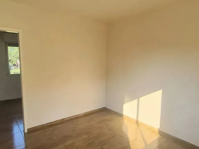 Imagem 7: Imóvel para Aluguel Possui 65 Metros Quadrados com 2 Quartos em Rubem Berta - Porto