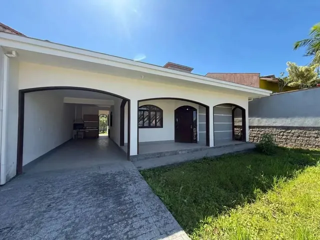 Imagem: A casa possui 3 Dormitórios, 2 Banheiros, 1 Vaga na