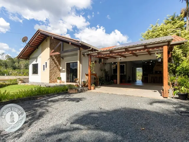 Imagem: A casa possui 3 Dormitórios, 1 Suíte, 3 Banheiros, 2