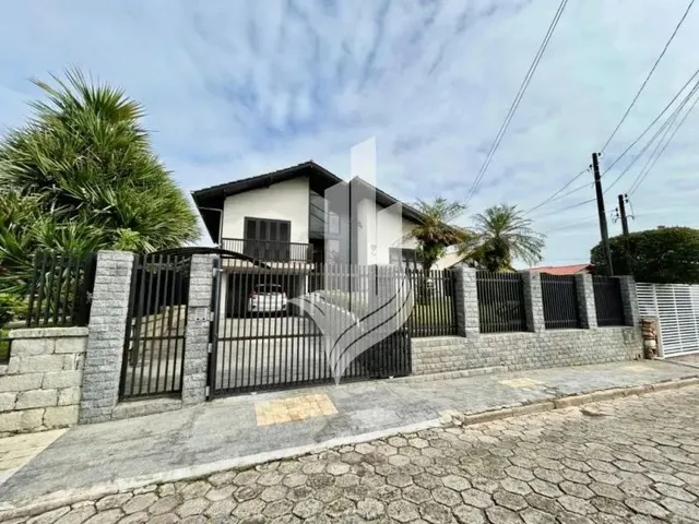 Imagem: A casa possui 4 Dormitórios, 1 Suíte, 4 Banheiros, 3