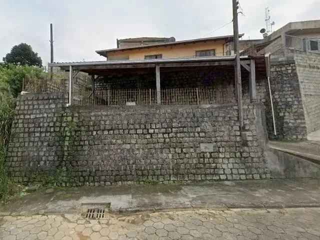 Imagem: A casa possui 3 Dormitórios, 1 Banheiro, 1 Vaga na