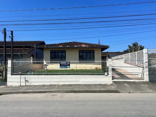 Imagem: A casa possui 3 Dormitórios, 2 Banheiros, 2 Vagas na
