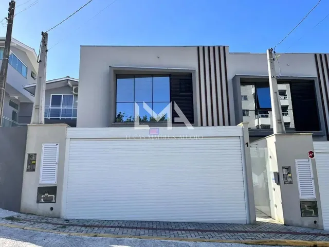 Imagem 1: Casa Geminada com 3 Suítes a Venda em Itapema