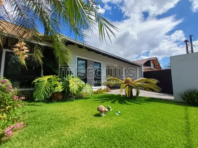 Imagem: A casa possui 4 Dormitórios, 1 Suíte, 3 Banheiros, 2