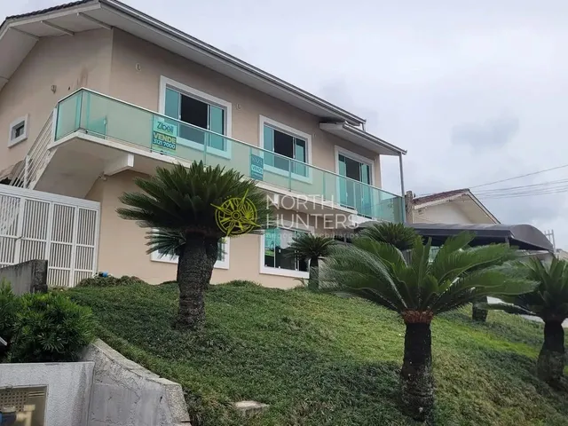 Imagem: A casa possui 5 Dormitórios, 4 Banheiros, 3 Vagas na