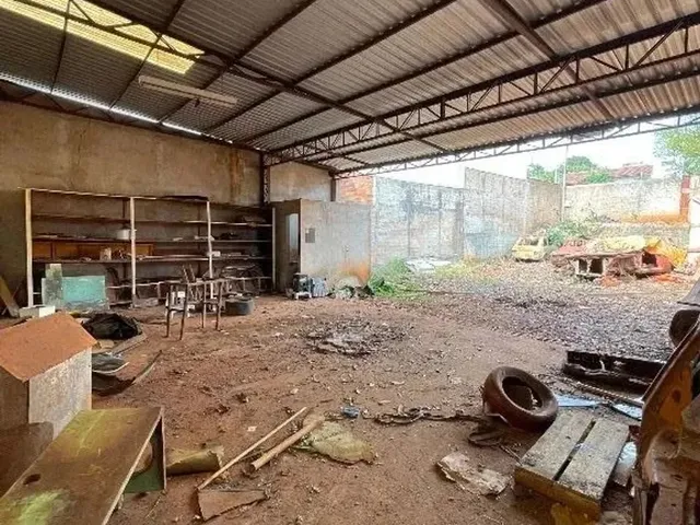 Imagem 7: Terreno com Barracão (Construção no Final do Terreno