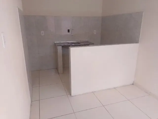 Imagem: A casa possui 1 Dormitório, 1 Banheiro, 1 Vaga na garagem,