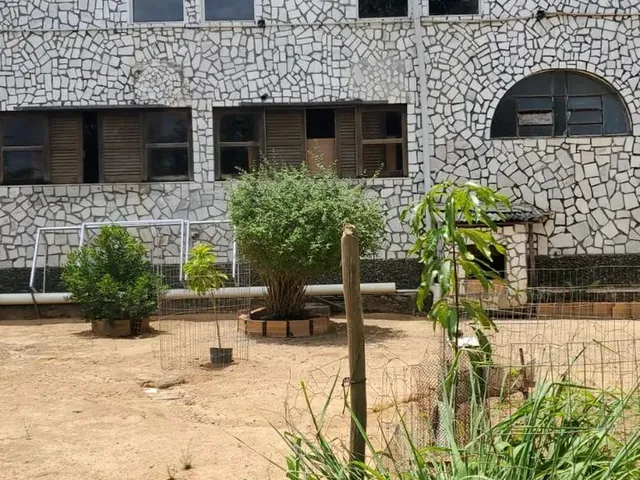 Imagem 2: Casa para Aluguel com 300 Metros Quadrados com 4 Quartos em Centro - Lauro de Freitas - Ba