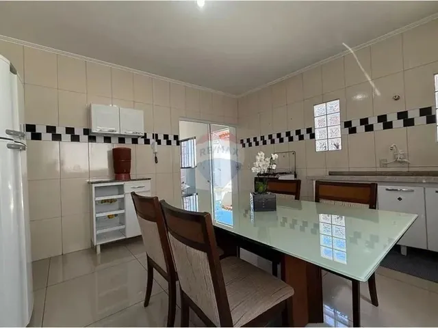 Imagem: A casa possui 3 Dormitórios, 1 Suíte, 3 Banheiros, 1 Vaga